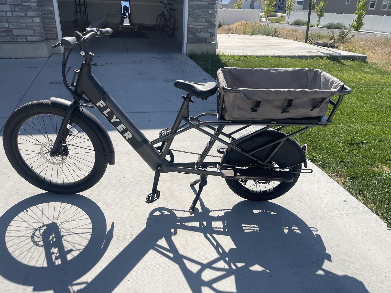 Radio Flyer L885 Cargo E-bike