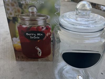 Wellington Chalkboard Drink Dispenser 1.5 Gallon Glass Beverage Jar with Spigot
