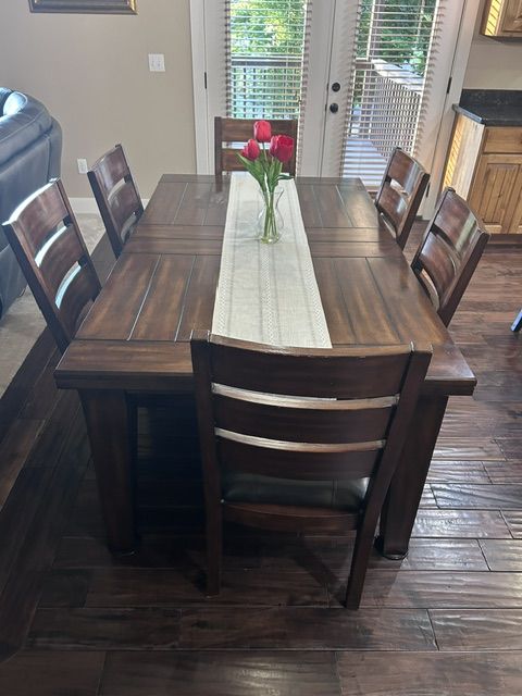 Dinning Room Table & Chairs