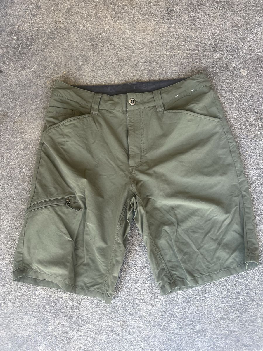Patagonia mens 34” olive green lightweight  shorts