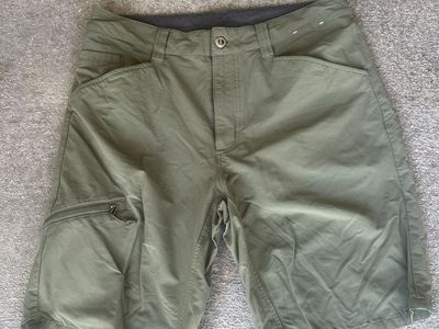 Patagonia mens 34” olive green lightweight shorts