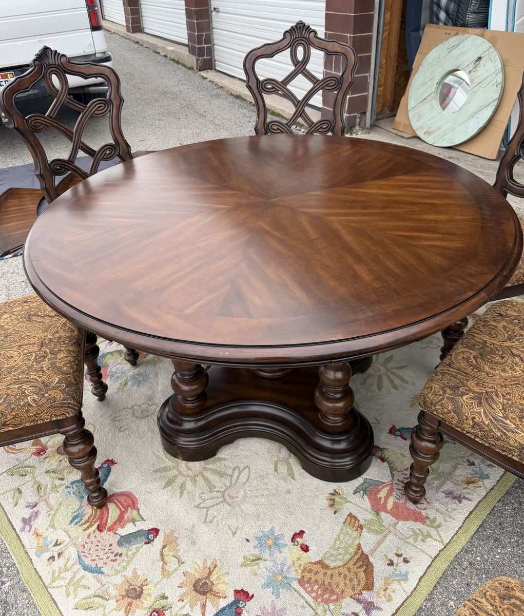 84 Perimeter leaf Round mahogany Table