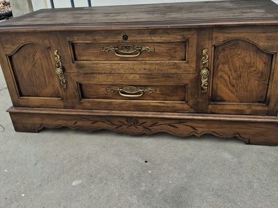 large cedar hope chest/isabella