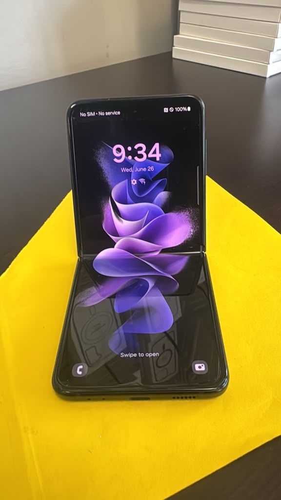 Samsung Galaxy Z Flip 3 Grade C 128GB 5G Unlocked