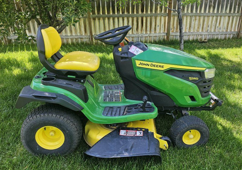 John Deere S240 21.5 HP 42" Deck Riding Lawn Mower - iTorque Power System