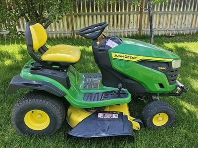 John Deere S240 21.5 HP 42" Deck Riding Lawn Mower - iTorque Power System