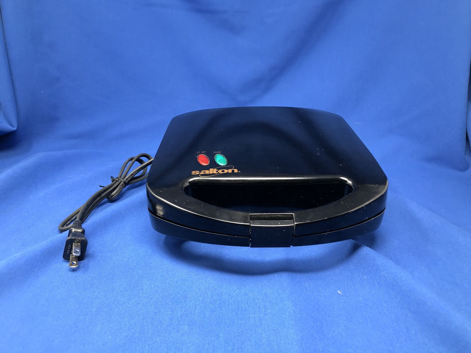 Salton Belgian Waffle Maker – Deep Grid, Nonstick & Easy to Clean
