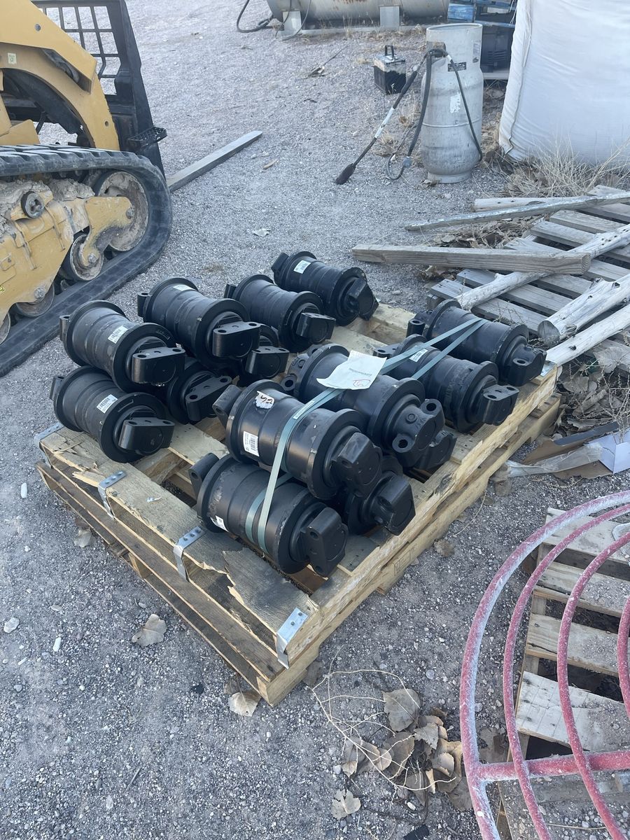 Bottom undercarriage rollers for Cat excavators