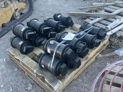 Bottom undercarriage rollers for Cat excavators