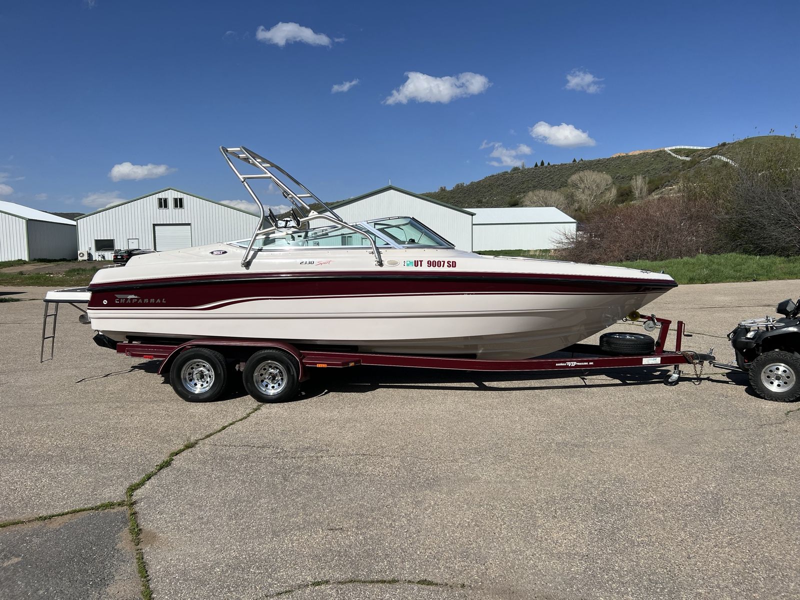Chaperral 2330SS Ski/Wake Board Boat