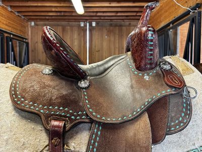 Barrel racing saddle with Turquoise Stitching