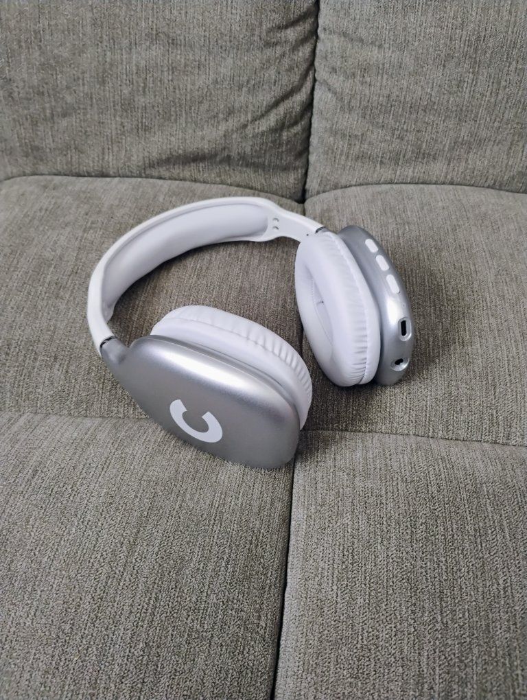 Wireless Headphone V5.3 Bluetooth Over-Ear Headphones, 15H Playtime, AUX-IN, White/Silver