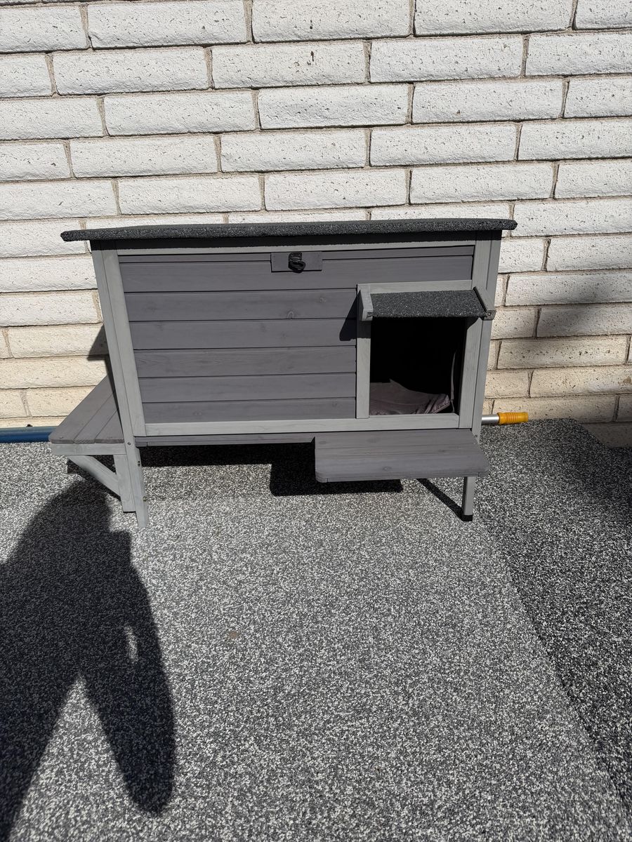 GUTINNEEN Outdoor Cat House - Like New