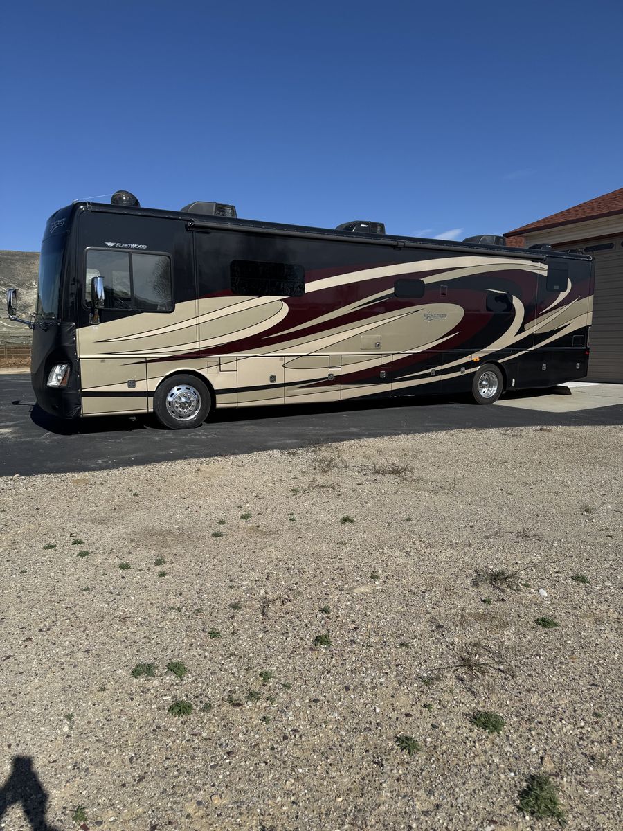 2016 Fleetwood Discovery 40E