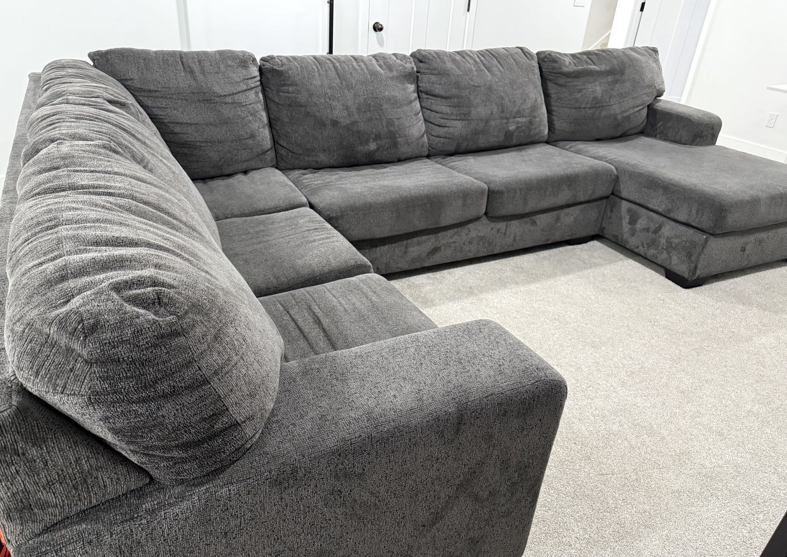 Like-New Dark Gray Sectional – Stylish, Spacious & Super Comfortable!