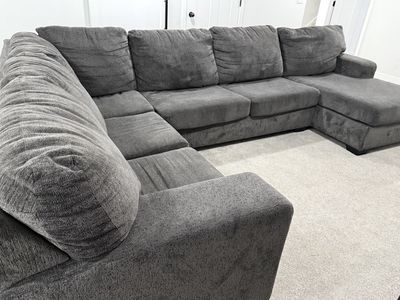 Like-New Dark Gray Sectional – Stylish, Spacious & Super Comfortable!