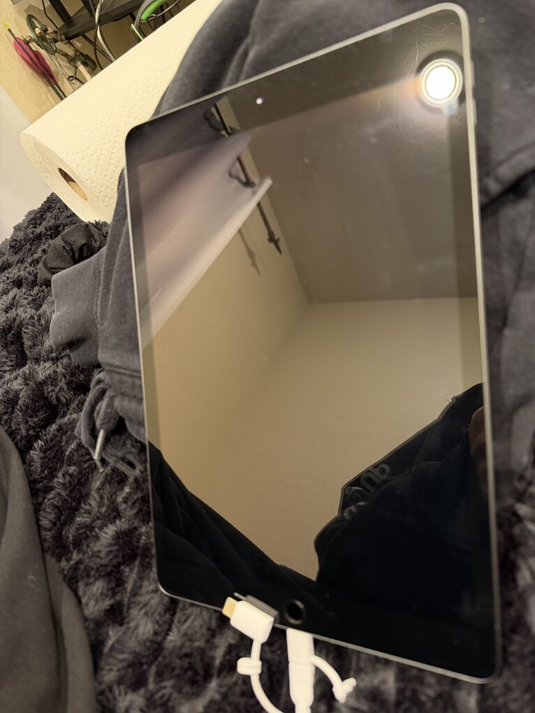 Apple iPad 8th Gen 32GB Wi-F With Bluetooth Case