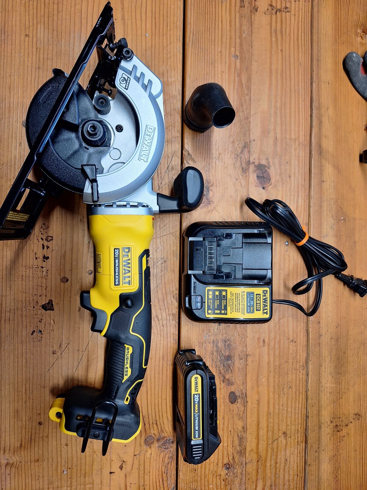 De Walt 20V MAX Cordless Brushless 4-1/2 in. Circular Saw