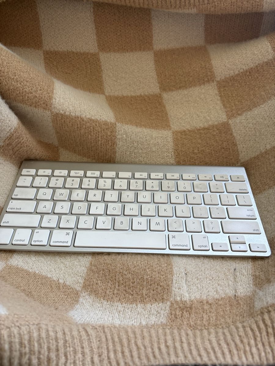 Apple Wireless Bluetooth Keyboard (A1314) – Tested & Works Great