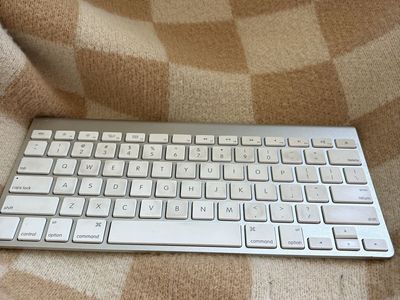Apple Wireless Bluetooth Keyboard (A1314) – Tested & Works Great