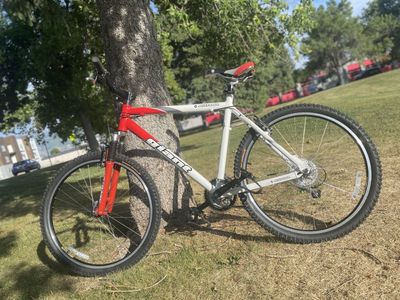 Giant Rincon Mountain Bike - Red/White - Hardtail - Ready for Trails