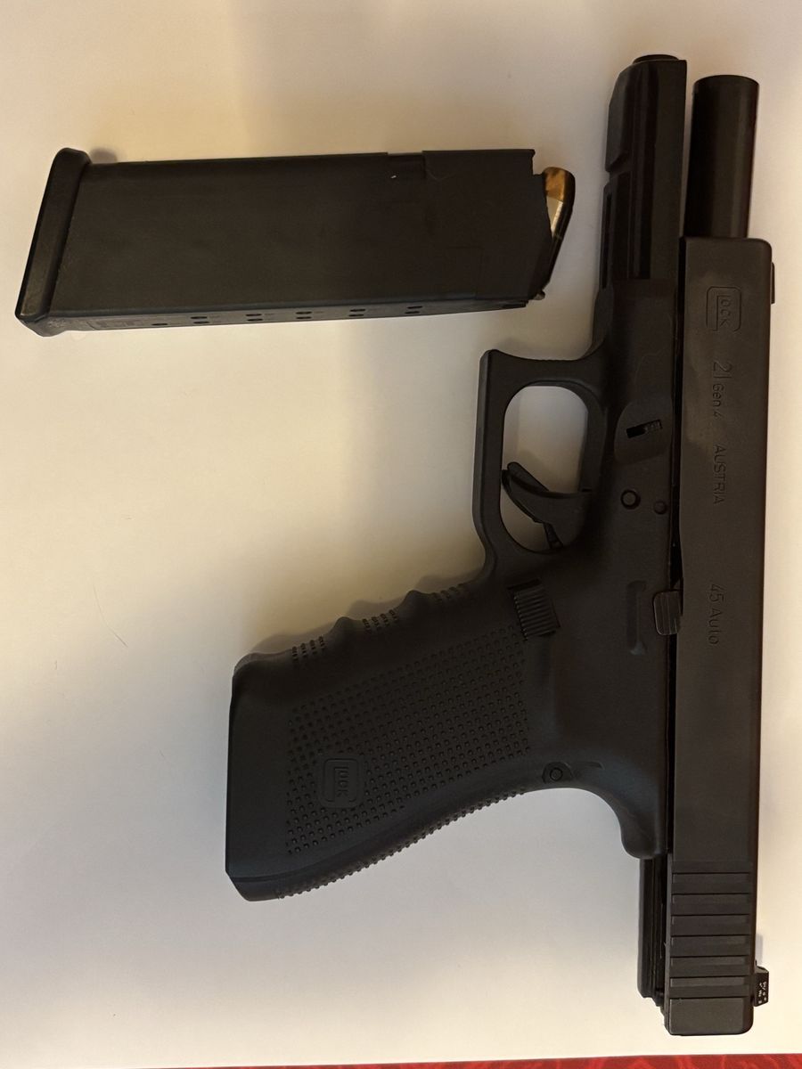 Glock G21 45acp w/ night sights & 5 Mags  
