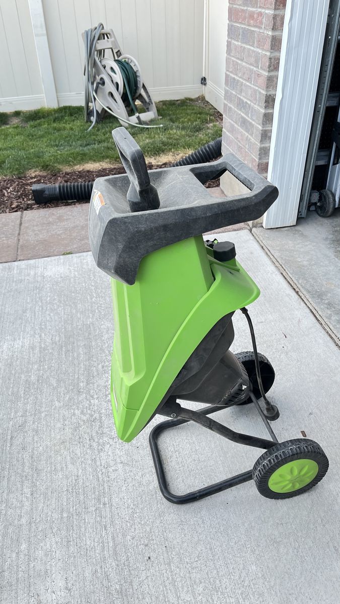 Electric chipper