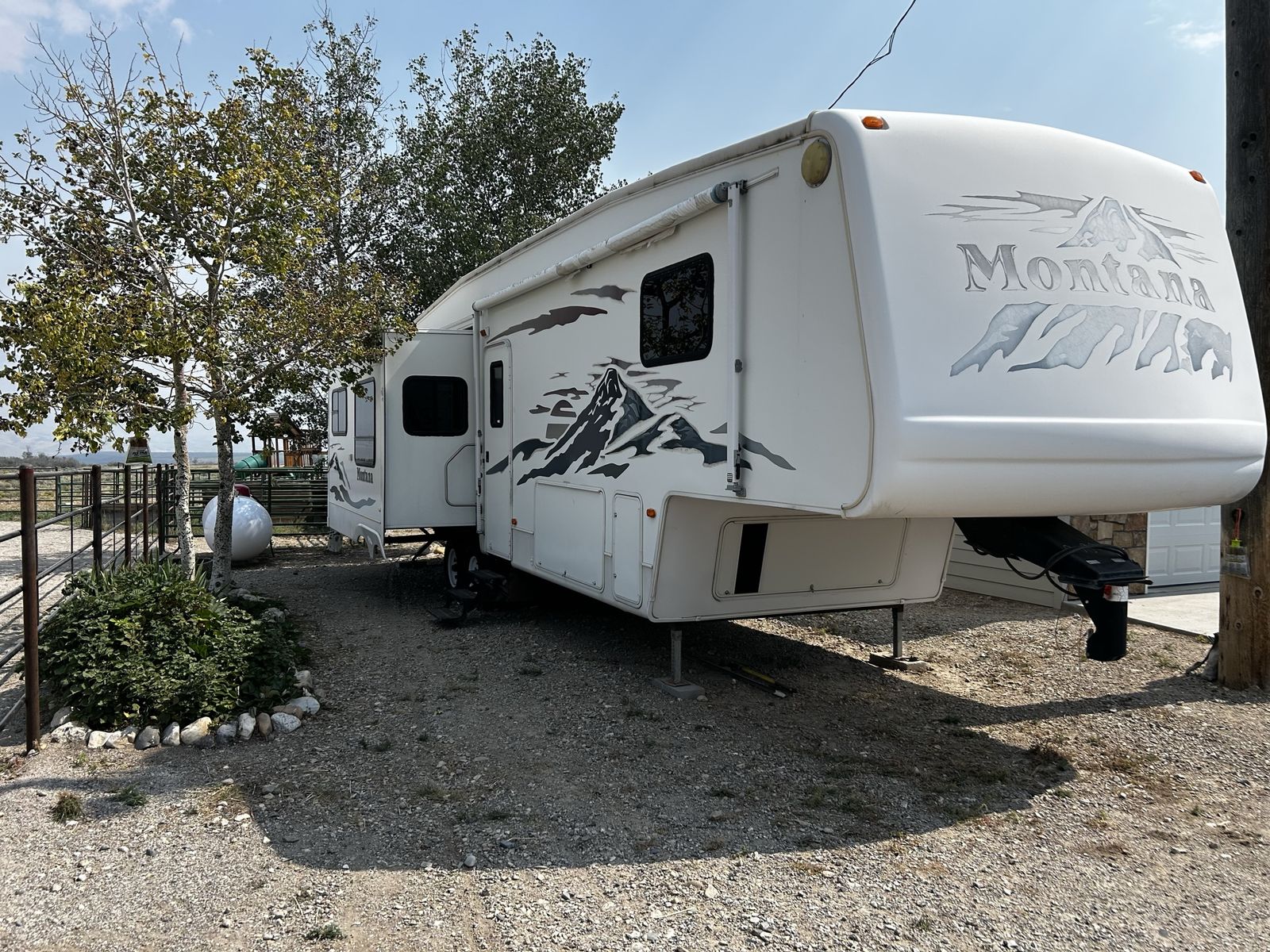 2004 keystone Montana fifth wheel 