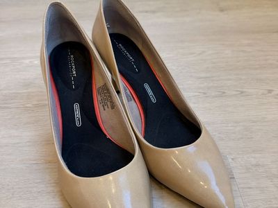 Rockport Cindy Total Motion Nude Patent Kitten Heel Pumps US 9