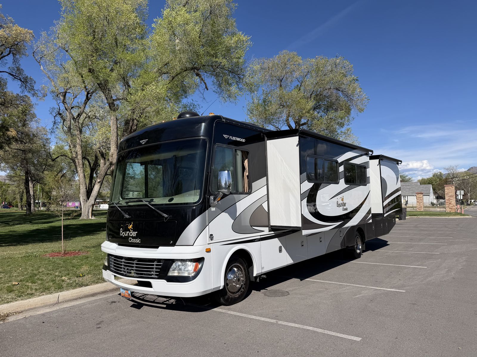 King Bed, 2 Bath, Sleeps 6, 2012 Fleetwood Bounder 36R Class A Gas like= winnebago sunstar itasca sightseer sunova