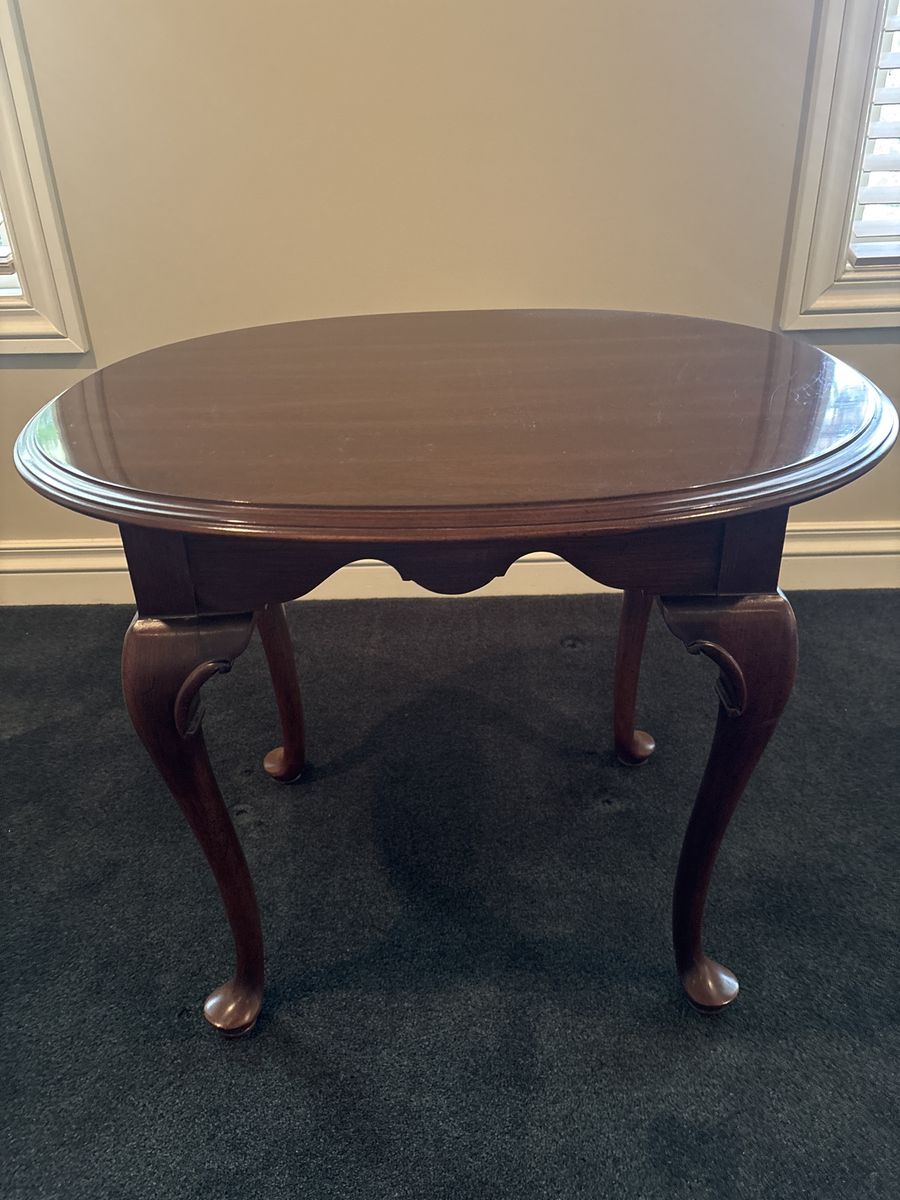 Elegant Queen Anne Style Oval Side Table - Dark Wood Finish, Cabriole Legs
