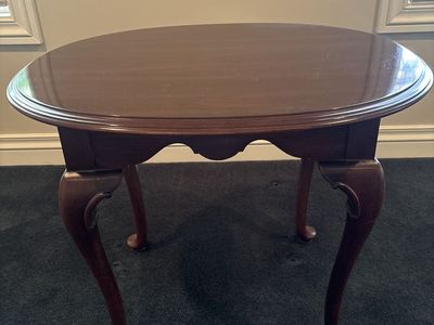 Elegant Queen Anne Style Oval Side Table - Dark Wood Finish, Cabriole Legs