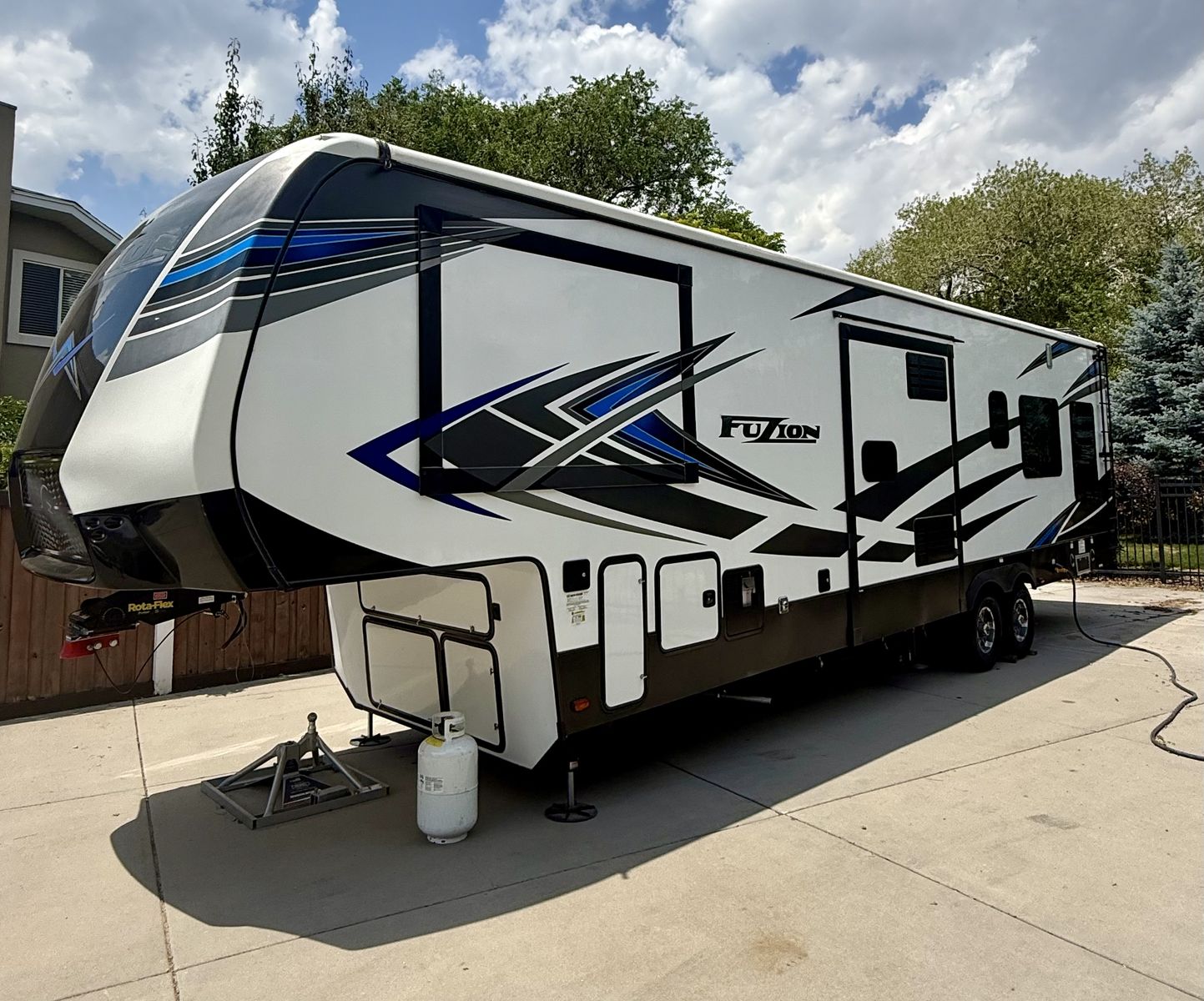 2021 Keystone Fuzion 373 Toy Hauler – Immaculate Condition – $59,000