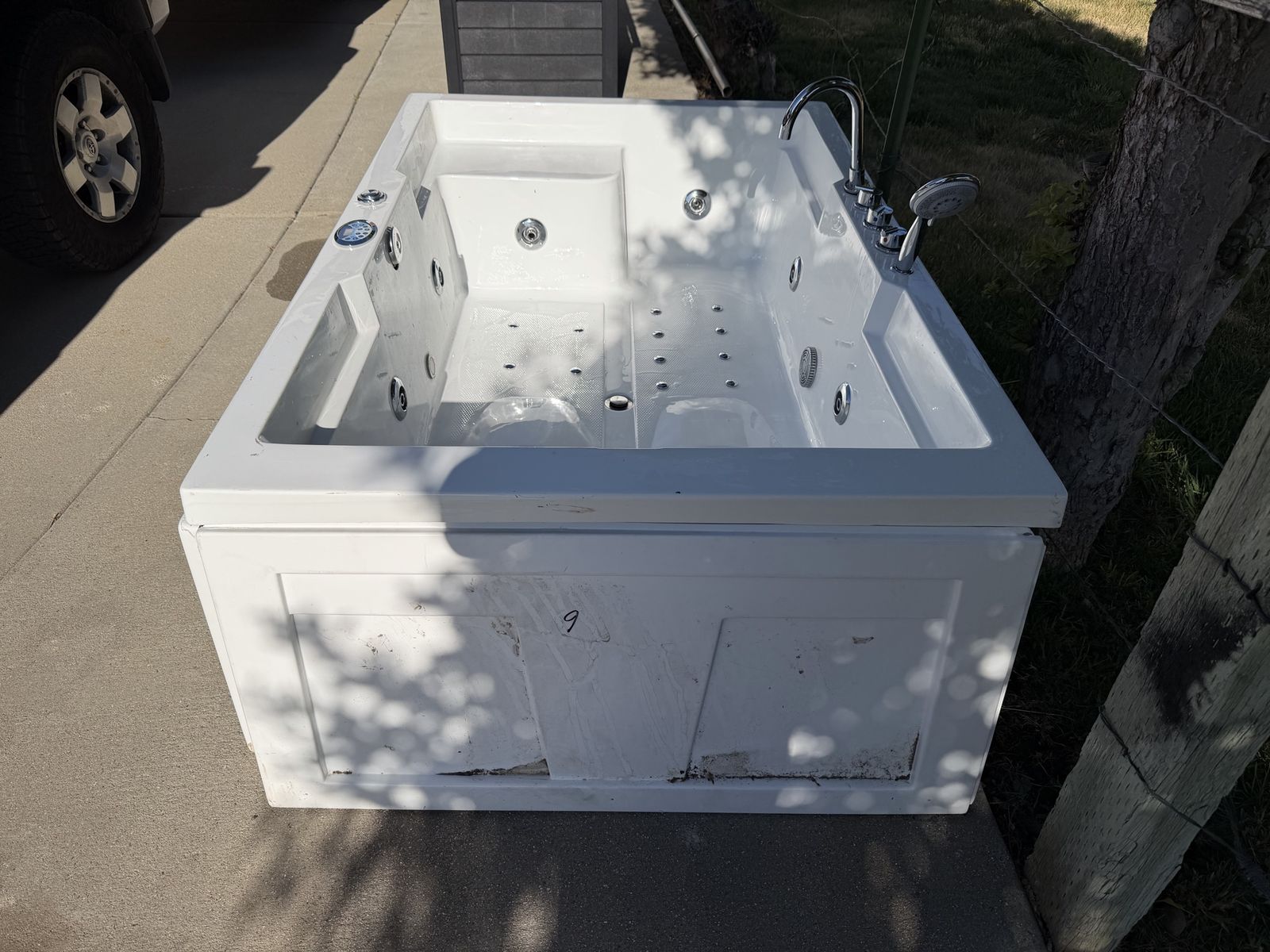 White Acrylic Jetted Hydrotherapy Soaking Bathtub with Faucet and Digital Control Panel