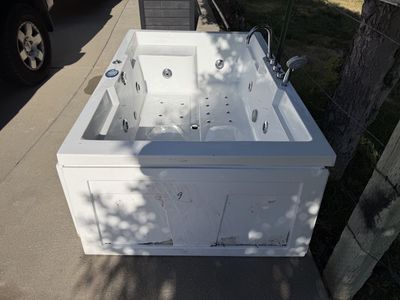 White Acrylic Jetted Hydrotherapy Soaking Bathtub with Faucet and Digital Control Panel