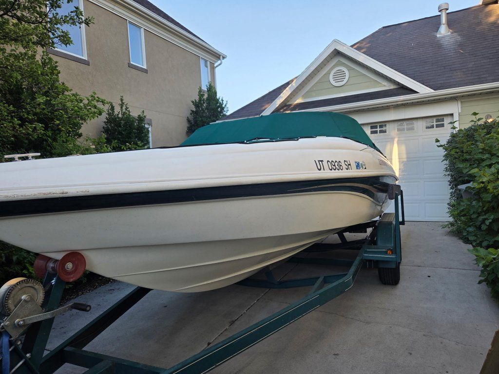 1996 Rinker Captiva 21 foot- Like New!