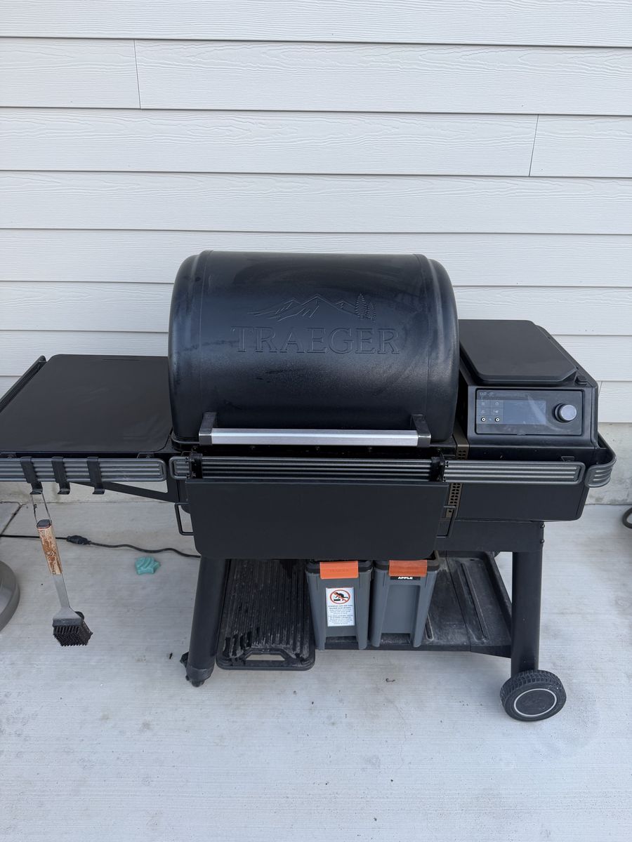 Traeger Ironwood w/ Cover & Accessories