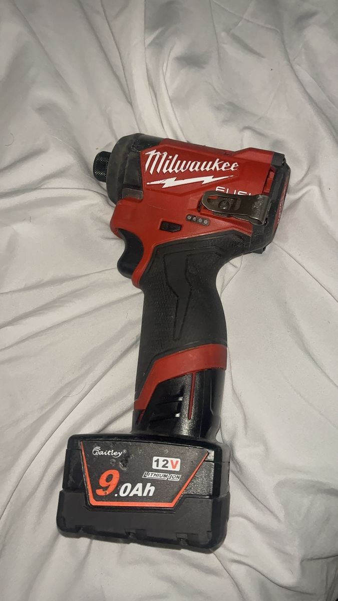 Milwaukee M12 FUEL Cordless 1/4" Hex Impact Driver 2553-20 with 9.0Ah Battery & Charger