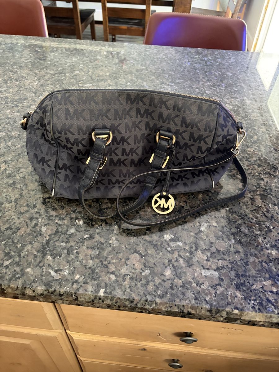 30$ OBO.          Micheal Kors handbag - moderate use on bag, functions perfectly :)