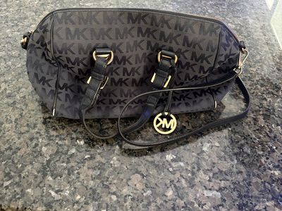 30$ OBO. Micheal Kors handbag - moderate use on bag, functions perfectly :)