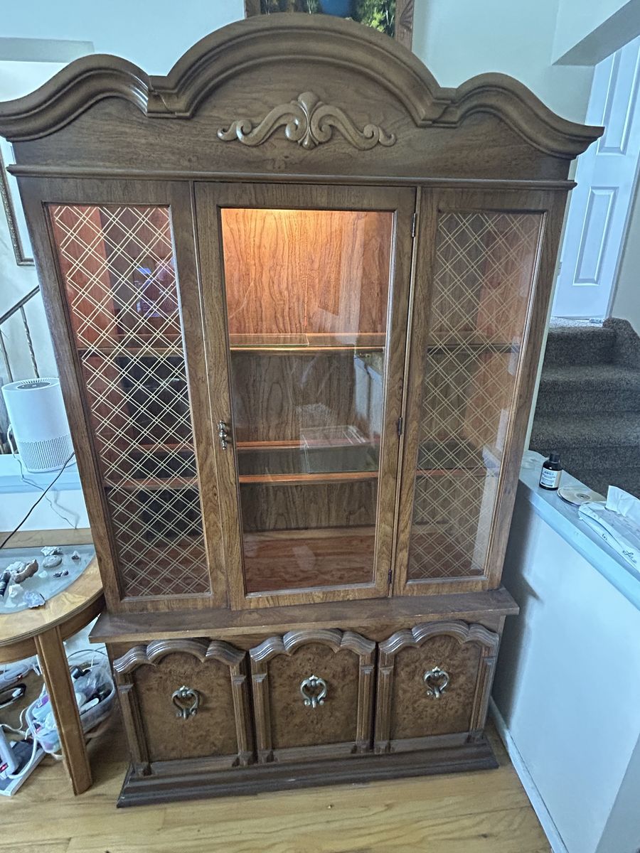 Vintage Quality Broyhill Furniture Illuminated China Cabinet 80x49x17 Real Wood