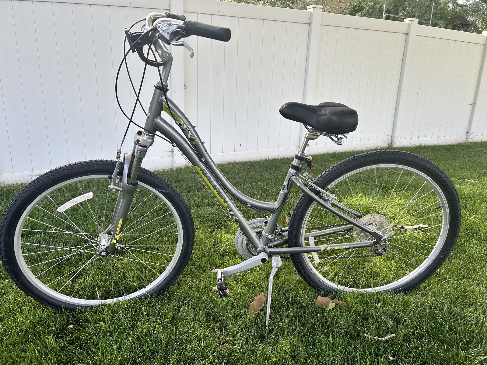 Women’s Raleigh Venture 4.0 bike