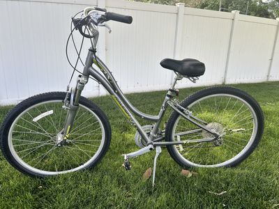 Women’s Raleigh Venture 4.0 bike