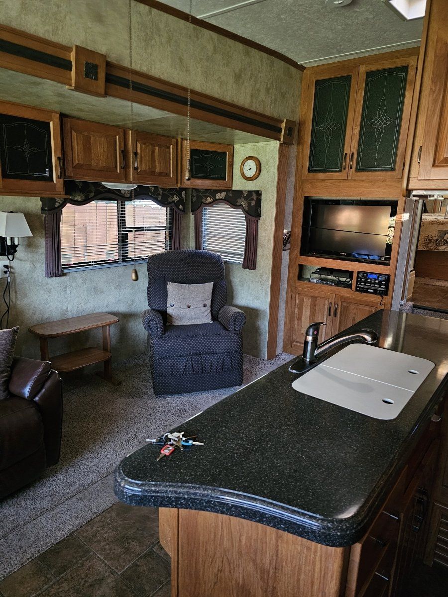 2011 Mountaineer 5th Wheel Travel Trailer with AC and Awnings