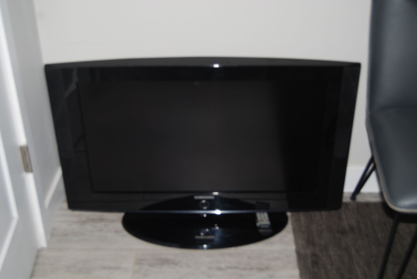 Used 32 in. Samsung tv with remote