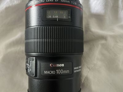 Canon EF 100mm f/2.8L Macro IS USM Lens