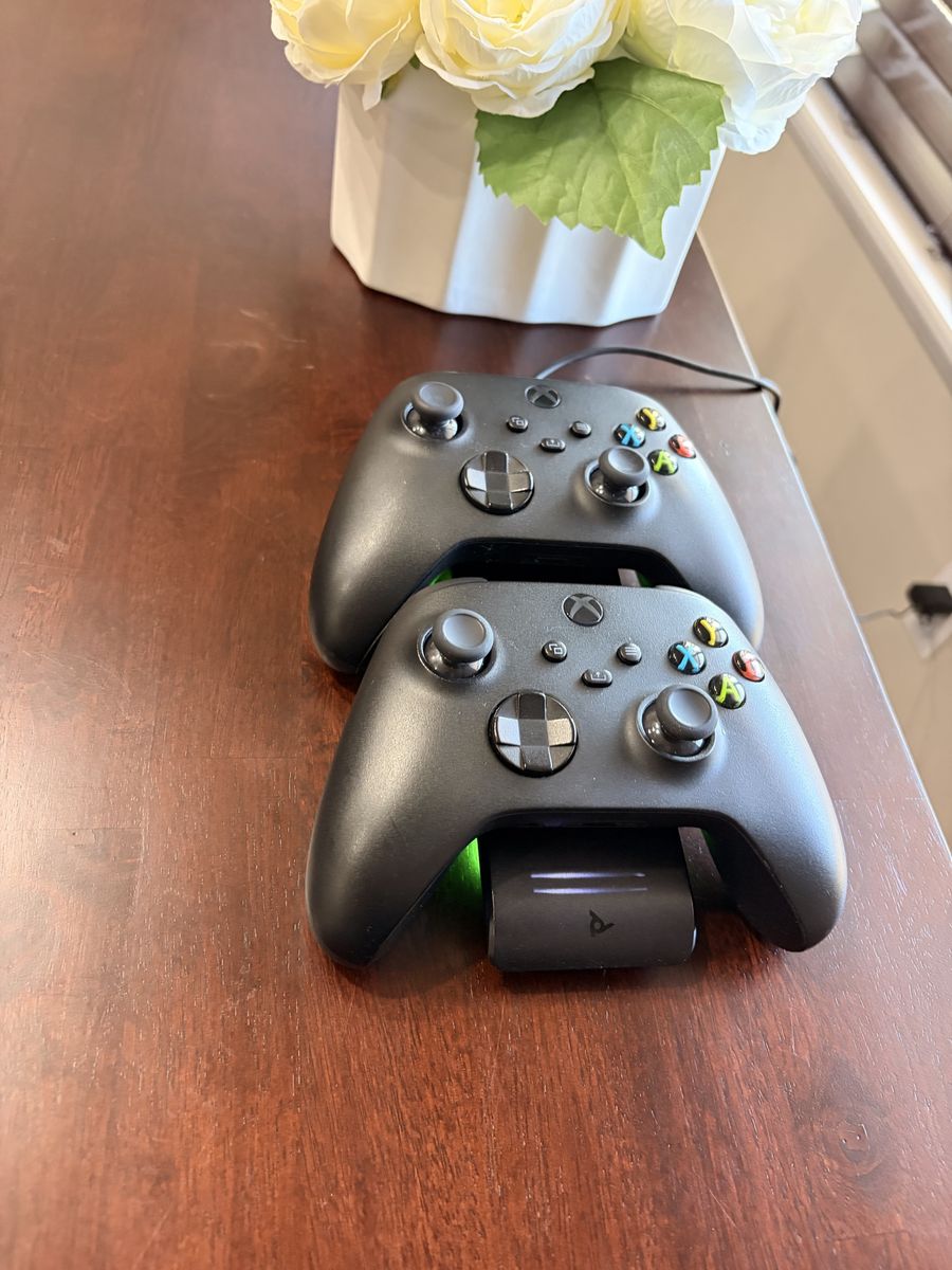 2 Xbox Series X/S Wireless Controllers with Charging Stand - Excellent Condition