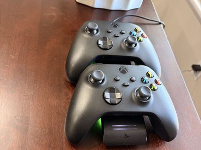 2 Xbox Series X/S Wireless Controllers with Charging Stand - Excellent Condition