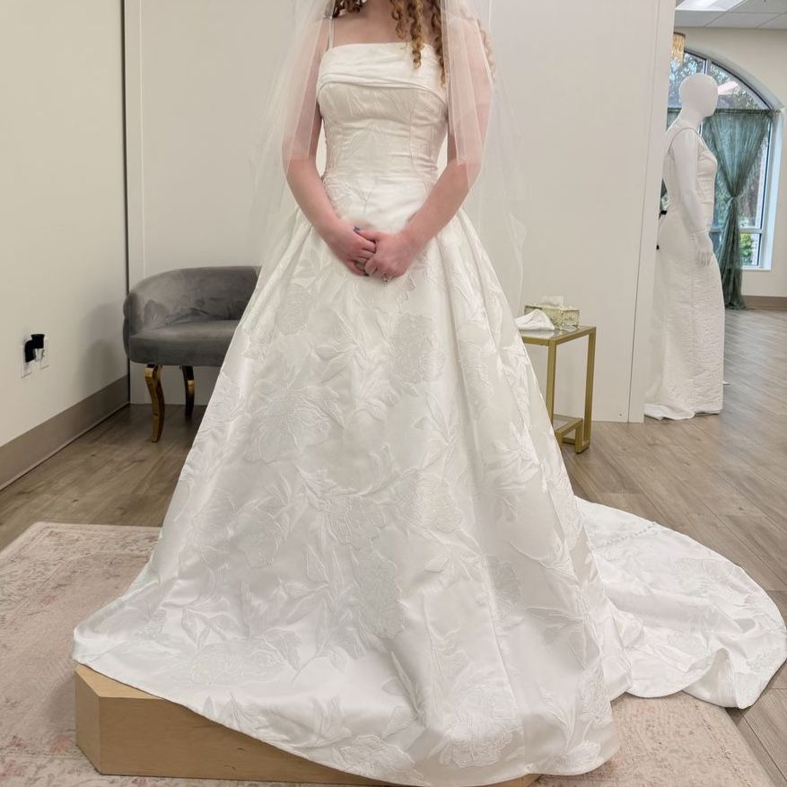Elegant White Floral Jacquard A-Line Wedding Dress with Chapel Train - Size Small/Medium