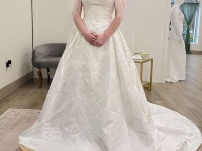 Elegant White Floral Jacquard A-Line Wedding Dress with Chapel Train - Size Small/Medium